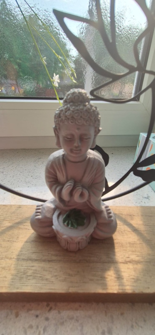 Kleine Buddha-Figur auf einem Regal