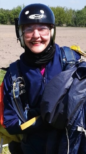 Christina Schaller mit Helm und Fallschirm nach einem Sprung