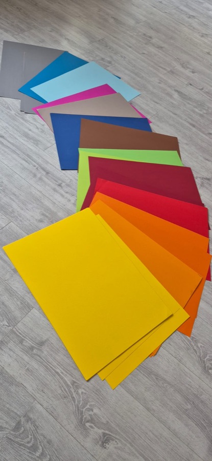 Bunte Karten als Coaching-Werkzeug auf einem Tisch