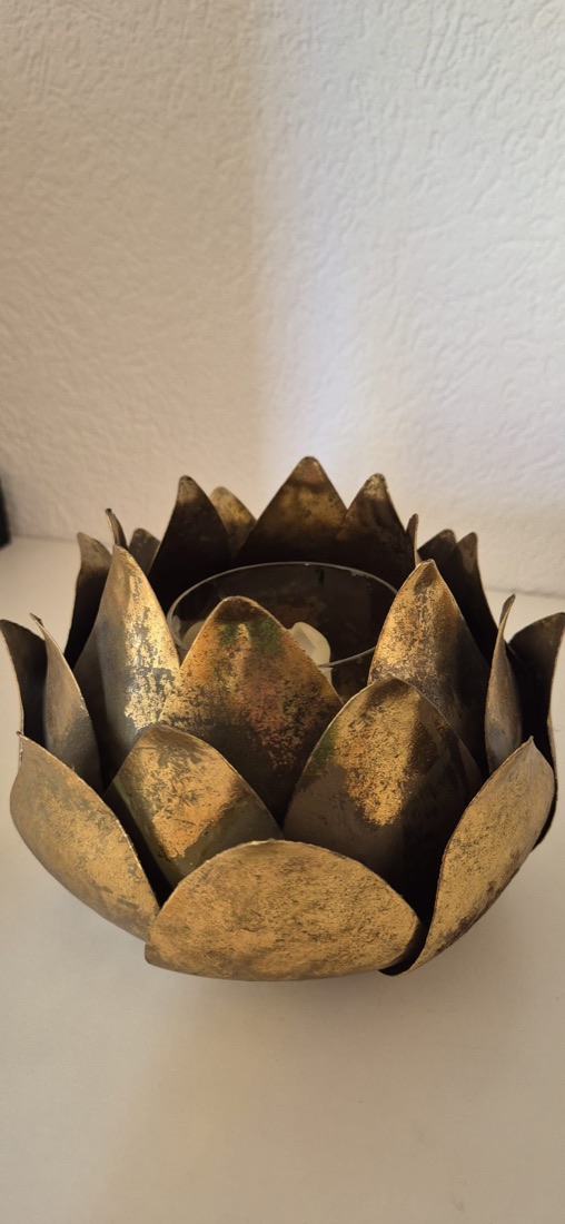Goldene Lotusblüte als Kerzenhalter