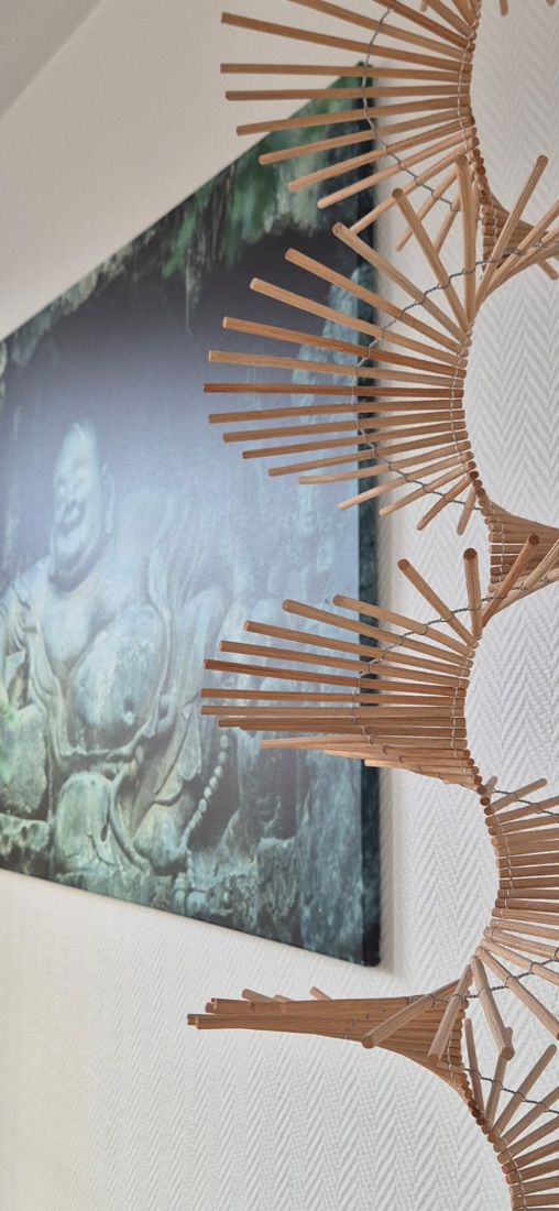 Wandbild mit Palmenblättern in der Praxis